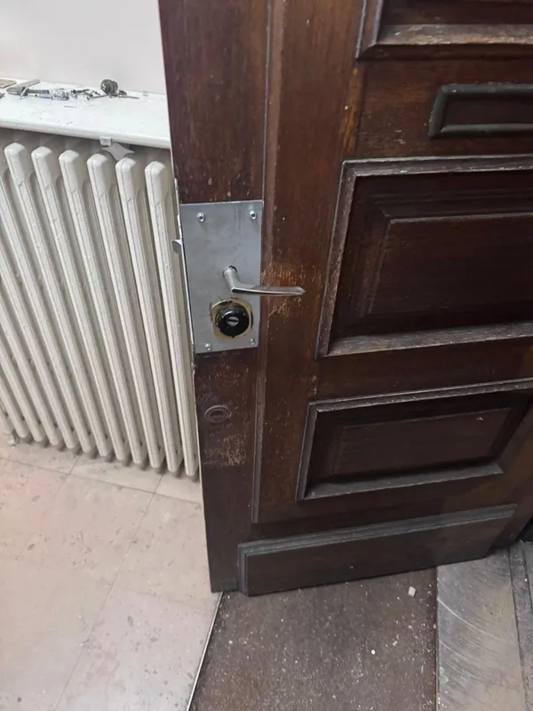 Nouvelle serrure et béquille montées sur porte ancienne